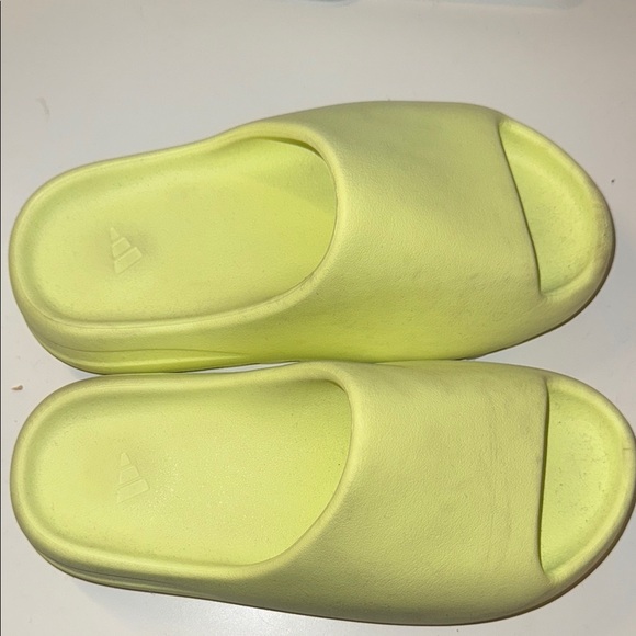 Yeezy Slides - Picture 1 of 4